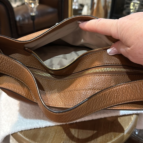 Authentic Michael Kors Bedford Belted Venus Leather Shoulder Bag in Luggage, EUC - Picture 8 of 16